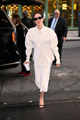 Zoey-Deutch-014.jpg